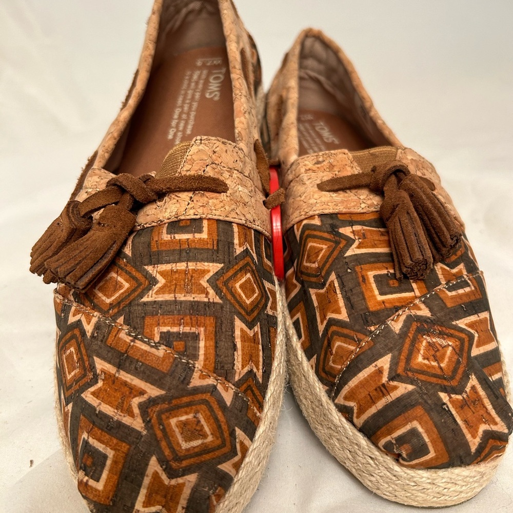 Tom’s tropical/tribal print with straw details slip on canvas flats, size 7 1/2